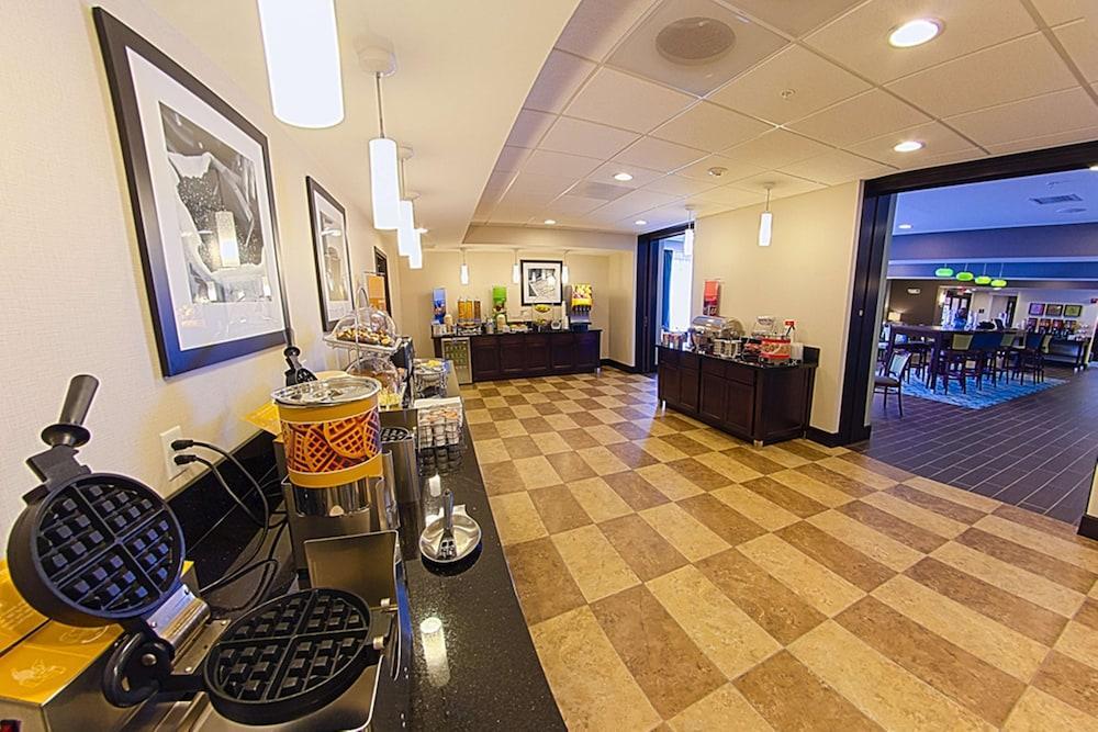 Hampton Inn Dekalb - Near The University Экстерьер фото